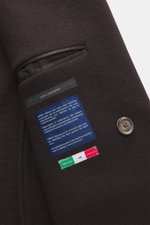 Nahaufnahme der Fedeli Cashmere Cabanjacke dunkelbraun aus Doubleface-Jersey, Slim Fit, variabler Kragen, schräge Leistentaschen, Unconstructed Design, Innentaschen, drei Knöpfe.