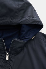 Nahaufnahme von Kapuze und Reißverschluss des Fedeli Cashmere Wendeblouson 'Stop' navy, zeigt navyblauen Flannel und Microfaser-Innenseite.