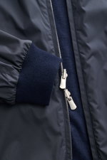 Fedeli Cashmere Wendeblouson 'Stop' navy, Detailaufnahme von Reißverschluss und Rippbündchen, weicher Cashmere trifft Microfaser.
