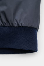 Nahaufnahme des elastischen Rippbündchens des Fedeli Cashmere Wendeblouson 'Stop' navy, fotografiert aus seitlicher Perspektive.