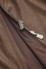 Nahaufnahme des silbernen Zwei-Wege-Reißverschlusses mit Fedeli-Gravur am Fedeli Cashmere Wendeblouson 'Stop' braun meliert, Flannel außen, Microfaser innen, Slim Fit.