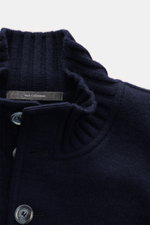 Nahaufnahme des Fedeli Cashmere-Blouson 'Surreale' navy von oben, zeigt Rippenstrickkragen, Knöpfe, weiches, reines Cashmere, Slim Fit und feine Details.