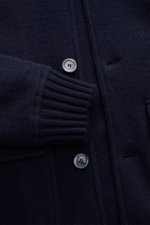 Nahaufnahme des Fedeli Cashmere-Blouson 'Surreale' navy von vorne, Details wie Knöpfe, Rippstrickbündchen und glatte Knopfleiste sichtbar.