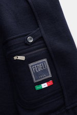 Fedeli Cashmere-Blouson 'Surreale' navy in Nahaufnahme von der Fronttasche mit Reißverschluss, Knopf und Label aus reinem, weichem Cashmere.