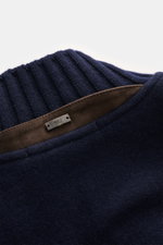 Nahaufnahme des hochschließenden Kragens aus Rippstrick des Fedeli Cashmere-Blouson 'Surreale' navy, Perspektive von oben, reine Cashmerequalität, weicher Griff, luxuriöse Innenverarbeitung.