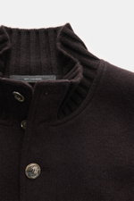 Fedeli Cashmere-Blouson 'Surreale' dunkelbraun, Nahaufnahme von Kragen und Knopfleiste, reiner Cashmere, weicher Griff, Slim Fit, Rippstrickkragen.