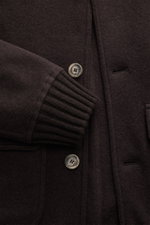 Fedeli Cashmere-Blouson 'Surreale' dunkelbraun in Nahaufnahme von vorne, zeigt weichen Griff, Rippstrickbündchen, Knopfleiste, Taschen und Details.