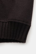 Fedeli Cashmere-Blouson 'Surreale' dunkelbraun, Detailaufnahme Saum elastisch mit Rippstrick, reiner Cashmere, sehr weicher Griff, Slim Fit, Innenverarbeitung sichtbar.