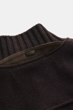 Nahaufnahme des hochschließenden Rippstrickkragens vom Fedeli Cashmere-Blouson 'Surreale' dunkelbraun, pure Luxusqualität.