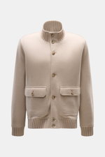Fedeli Cashmere-Blouson 'Surreale' beige, Slim Fit, aus reinem Cashmere mit glatter Knopfleiste, hochschließendem Rippstrickkragen, Taschen, frontale Nahaufnahme.
