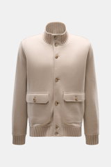 Fedeli Cashmere-Blouson 'Surreale' beige, Slim Fit, aus reinem Cashmere mit glatter Knopfleiste, hochschließendem Rippstrickkragen, Taschen, frontale Nahaufnahme.