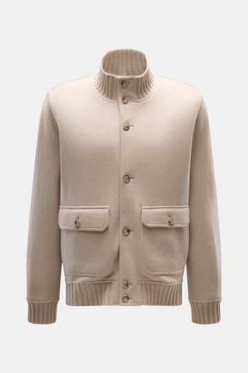 Fedeli Cashmere-Blouson 'Surreale' beige, Slim Fit, aus reinem Cashmere mit glatter Knopfleiste, hochschließendem Rippstrickkragen, Taschen, frontale Nahaufnahme.