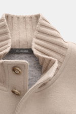 Nahaufnahme des beigen Fedeli Cashmere-Blouson 'Surreale' Kragens mit Rippstrick, glatter Knopfleiste und weichem Cashmere-Innenfutter.