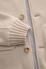 Fedeli Cashmere-Blouson 'Surreale' beige Nahaufnahme von Ärmelbündchen und Knopfleiste, reiner Cashmere, Slim Fit, weicher Griff, Rippstrickkragen.