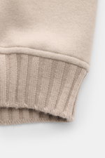 Fedeli Cashmere-Blouson 'Surreale' beige, Detailaufnahme des elastischen Rippstrickbündchens, weiches reines Cashmere, Slim Fit, Innenfutter und Strickdetails sichtbar.