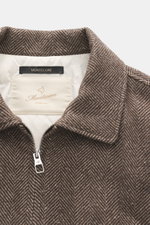 Montecore Daunenblouson dunkelbraun/beige gemustert, Nahaufnahme von oben, Mix aus Cashmere und Seide, softer Griff, Regular Fit, Zwei-Wege-Reißverschluss, Umlegekragen.