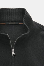Montecore Cashmere Strickblouson dunkelgrau meliert, Detailansicht von oben, Stehkragen mit Alcantara-Besatz, robuster Reißverschluss.