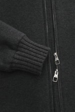 Montecore Cashmere Strickblouson dunkelgrau meliert in Nahaufnahme von vorne mit Reißverschluss, elastischem Rippbündchen und weichem Griff.