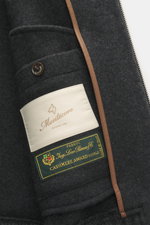 Montecore Cashmere Strickblouson dunkelgrau meliert, Nahaufnahme Innenansicht, weicher Cashmere-Strick, Etiketten und braune Einfassung sichtbar.