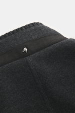 Montecore Cashmere Strickblouson dunkelgrau meliert, Detailansicht Rücken mit Metall-Logo, weicher, elastischer Cashmere-Strick, Alcantara® Kragenbesatz.