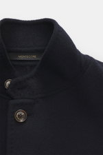 Montecore Cashmere Jacke navy aus reinem Cashmere, Slim Fit, variabler Reverskragen, Vier-Knopf-Stil, Detailaufnahme von oben.