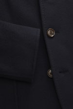 Montecore Cashmere Jacke navy, Detailaufnahme von Knopf und Tasche, reiner Cashmere, Slim Fit, variabler Reverskragen, sehr weicher Griff