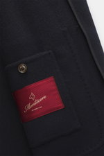 Nahaufnahme der Montecore Cashmere Jacke navy aus reinem Cashmere mit weichem Griff, Vier-Knopf-Stil und rotem Markenlabel, Detail von aufgesetzter Tasche.