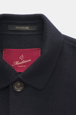 Nahaufnahme der Montecore Cashmere Jacke navy mit Umlegekragen, sichtbarem MONTECORE-Label und Knopf in Slim Fit aus reinem Cashmere.
