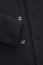 Nahaufnahme der Montecore Cashmere Jacke navy in Slim Fit, reine Cashmere mit softem Griff, fünf-Knopf-Stil und Umlegekragen, seitliche Taschen sichtbar.