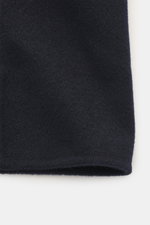 Montecore Cashmere Jacke navy, Detailaufnahme des weichen, reinen Cashmere-Stoffs aus naher Perspektive, Slim Fit, ungefüttert, Umlegekragen.