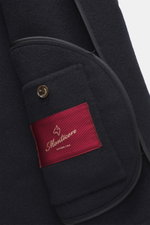 Nahaufnahme der Innenseite der Montecore Cashmere Jacke navy aus reinem Cashmere, ungefüttert mit Innentasche, Fünf-Knopf-Stil und Umlegekragen.