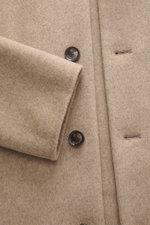 Montecore Cashmere Jacke beige meliert, Detailaufnahme von Knöpfen und Umlegekragen, reiner Cashmere, Slim Fit, soft, ungefüttert, Taschen seitlich.