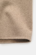 Beige melierte Montecore Cashmere Jacke in Slim Fit, fünf Knöpfe, Umlegekragen, Taschen seitlich, ungefüttert, Detailaufnahme Stoffstruktur.