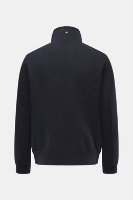 Back view of the Montecore Cashmere Jacke navy, photographed from behind, showcasing a slim fit, pure cashmere jacket with a stand-up collar and soft texture. Luxuriös durch Herbst und Winter: MONTECORE präsentiert dieses Modell aus reinem Cashmere als ed