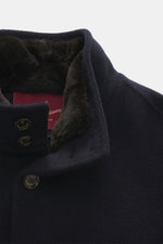 Close-up front view of Montecore Cashmere Jacke navy showcasing soft pure cashmere fabric, slim fit, double-breasted buttons, and removable beaver fur collar. Luxuriös durch Herbst und Winter: MONTECORE präsentiert dieses Modell aus reinem Cashmere als ed