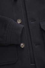 Montecore Cashmere Jacke navy close-up from front showing soft pure cashmere fabric, slim fit, double-breasted four-button style, ribbed cuffs, welt pockets. Luxuriös durch Herbst und Winter: MONTECORE präsentiert dieses Modell aus reinem Cashmere als edl