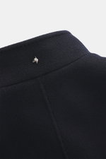 Close-up of the standing collar of the Montecore Cashmere Jacke navy, shown from a side perspective, highlighting the pure cashmere fabric and a small silver horse emblem. Luxuriös durch Herbst und Winter: MONTECORE präsentiert dieses Modell aus reinem Ca