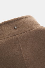 Montecore Cashmere Jacke braun meliert Detailaufnahme des Stehkragens mit abnehmbarem Biberfellbesatz, reiner Cashmere, softer Griff, Slim Fit.