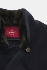 Close-up top-front view of the Montecore Cashmere Jacket navy showing the stand-up collar with detachable beaver fur trim and branded button. Luxurious through autumn and winter: MONTECORE presents this model made of pure cashmere as an elegant companion 