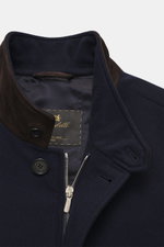 Close-up front view of Mandelli Cashmere Jacke dunkelbraun meliert showing the collar with mink fur trim, button and zipper, and inner label. Zeitloser Klassiker von MANDELLI: Die lange Cashmere Jacke besticht durch ihren leichten Jersey und die außergewö
