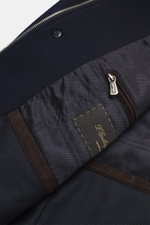 Close-up inside view of the Mandelli Cashmere Jacke dunkelbraun meliert showing soft cashmere fabric, unlined interior, zippered inner pocket with Mandelli label, and dark brown suede trim. Zeitloser Klassiker von MANDELLI: Die lange Cashmere Jacke bestic