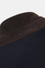 Close-up rear view of the Mandelli Cashmere Jacke dunkelbraun meliert showing the dark brown melange suede collar with embroidered "Mandelli" logo, highlighting the timeless classic design with light jersey fabric, exceptionally soft feel, and real mink f
