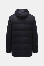 Rear view of the Mandelli Down jacket navy, a slim fit down jacket with detachable hood, ribbed cuffs, and leather-trimmed wind flap.

Description: <p>Luxurious wearing comfort for the cold season: The down jacket by MANDELLI made of virgin wool and cashm