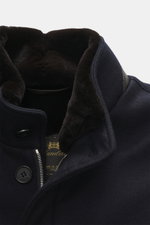 Nahaufnahme des Mandelli Cashmere Kurzmantel navy von oben, zeigt Stehkragen mit weichem Nerz-Innenfutter aus Jersey-Cashmere, Slim Fit.