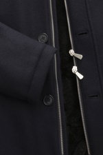 Nahaufnahme des Mandelli Cashmere Kurzmantel navy von vorne, zeigt Jersey, Pelzbesatz, Innenfutter aus Nerz, Reißverschluss und Knöpfe.