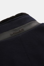 Nahaufnahme von Stehkragen mit Pelzbesatz und Lederbesatz mit Stickerei, Detailansicht des Mandelli Cashmere Kurzmantel navy aus Jersey.