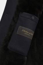 Nahaufnahme des Innenfutters des Mandelli Cashmere Kurzmantel navy aus Jersey und Nerz, mit Lederverstärkung und Markenlabel.