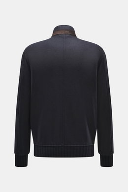 Mandelli Cashmere Blouson navy Rückansicht, edler Cashmere, softer Griff, Slim Fit, Zwei-Wege-Reißverschluss, Stehkragen mit Strick- und Lederbesatz, schräge Leistentaschen mit Zipper, komfortable Rippbündchen, Unconstructed Design, zwei Innentaschen.