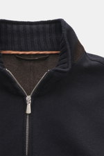 Nahaufnahme des Stehkragens vom Mandelli Cashmere Blouson navy, edler Cashmere, softer Griff, Slim Fit, Zwei-Wege-Reißverschluss, Stehkragen mit Strick- und Lederbesatz, schräge Leistentaschen mit Zipper, komfortable Rippbündchen, Unconstructed Design, zw