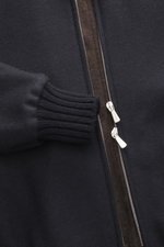 Nahaufnahme des Mandelli Cashmere Blouson navy von vorne, edler Cashmere, softer Griff, Slim Fit, Zwei-Wege-Reißverschluss, Stehkragen mit Strick- und Lederbesatz, schräge Leistentaschen mit Zipper, komfortable Rippbündchen, Unconstructed Design, zwei Inn